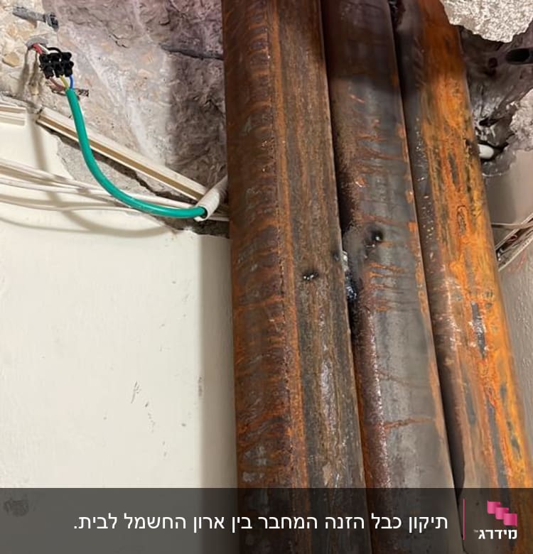 כבלים חשמליים ירוקים ולבנים מחוברים לקיר